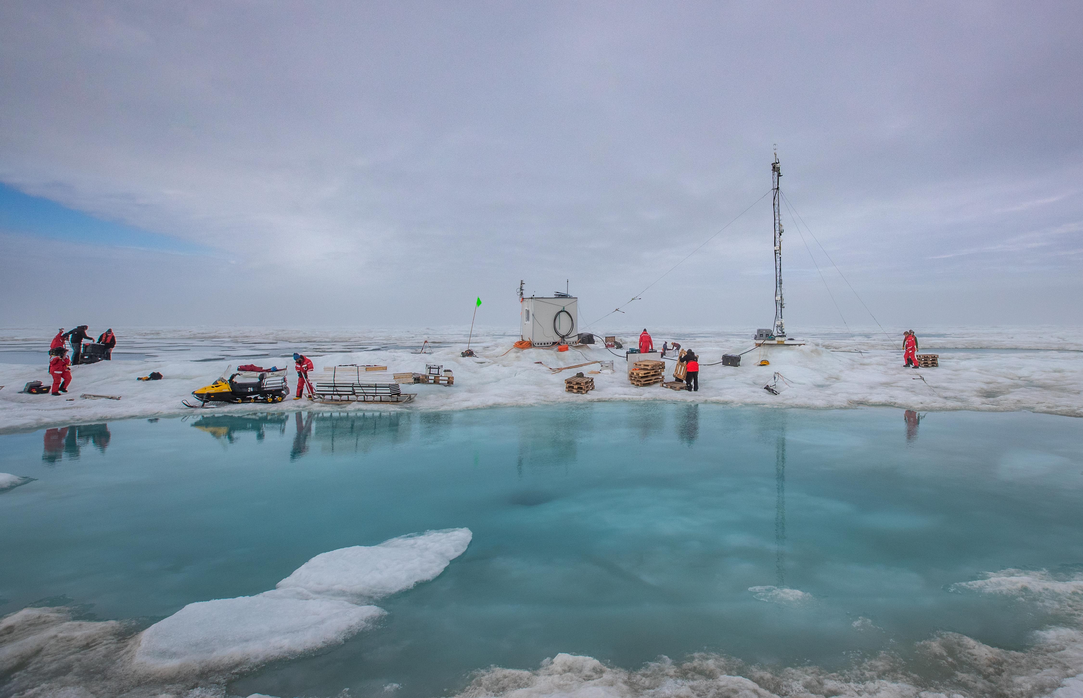 MOSAiC team members take down Met City research station